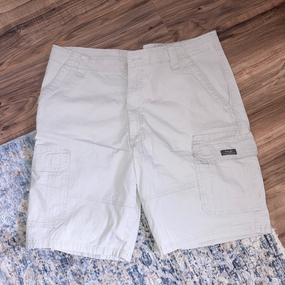 #10. Wrangler - Relaxed Fit - Men’s Light Cargo Shorts - Classic Casual Style